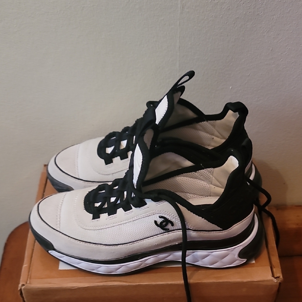 CHANEL Monochrome Lace-Up Sneakers - Picture 2 of 12